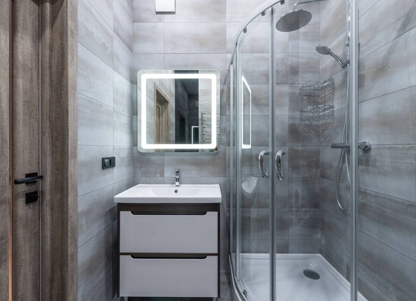 Douche moderne dans une salle de bains rénovée