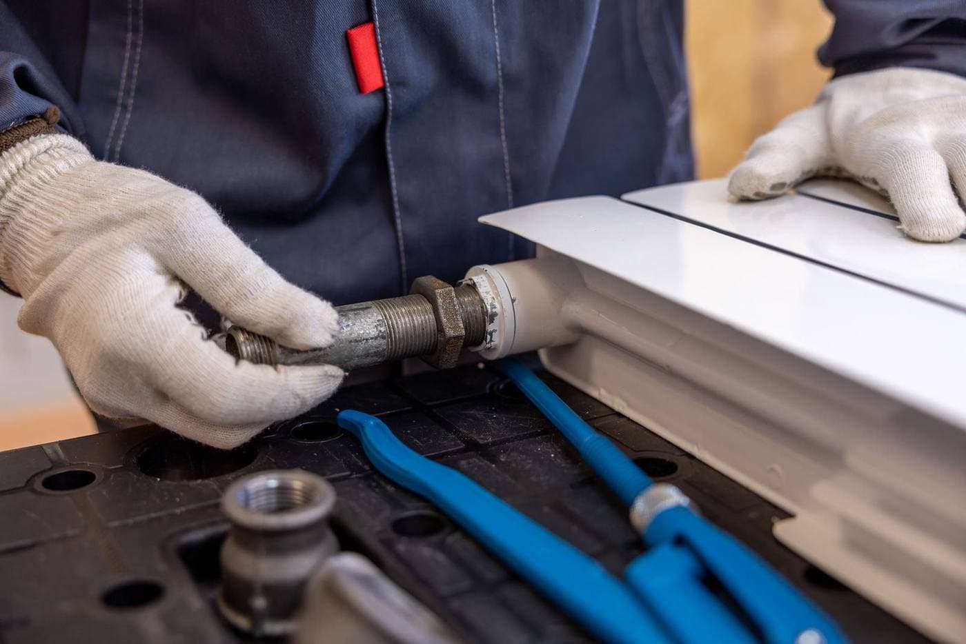 Technicien installant un radiateur de chauffage