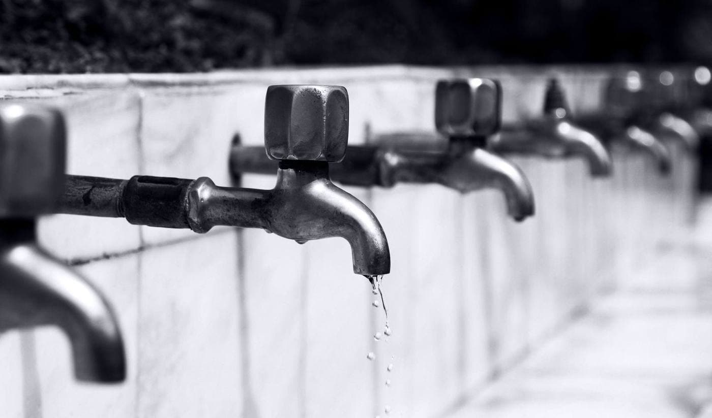 Robinets qui gouttent, symbole d'une fuite d'eau