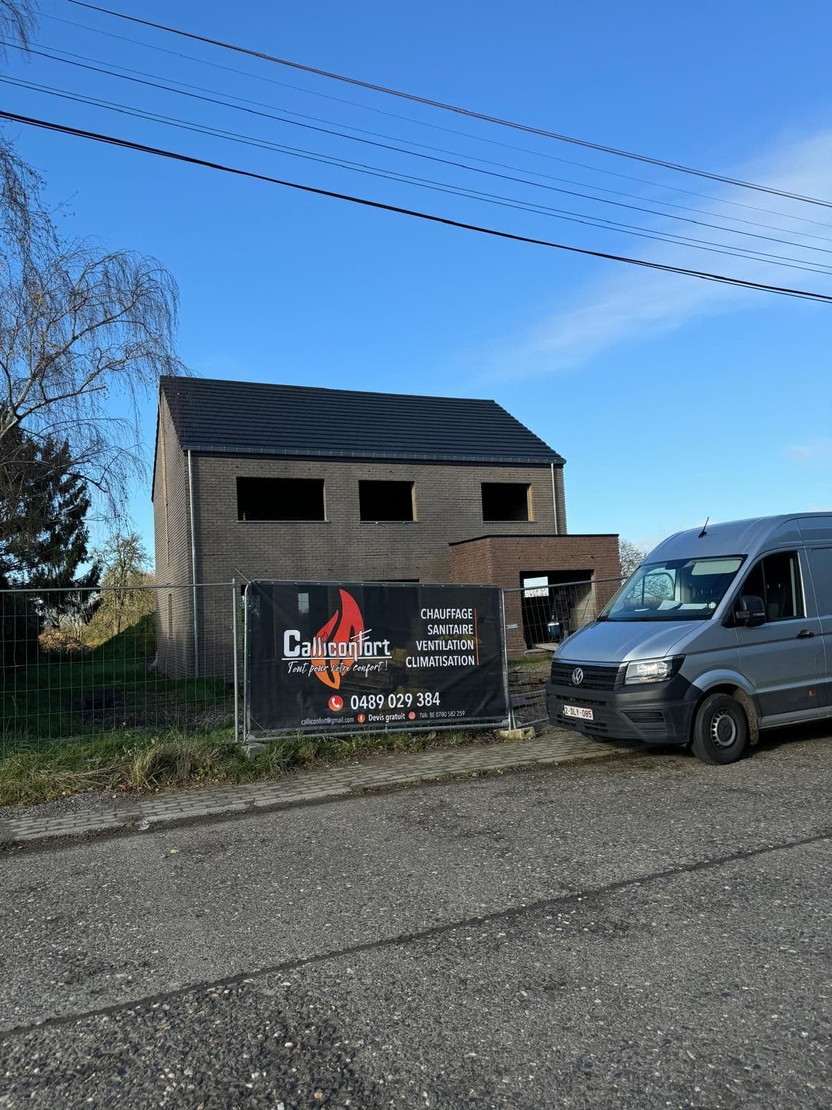 Camionnette Calli Confort garée devant un chantier