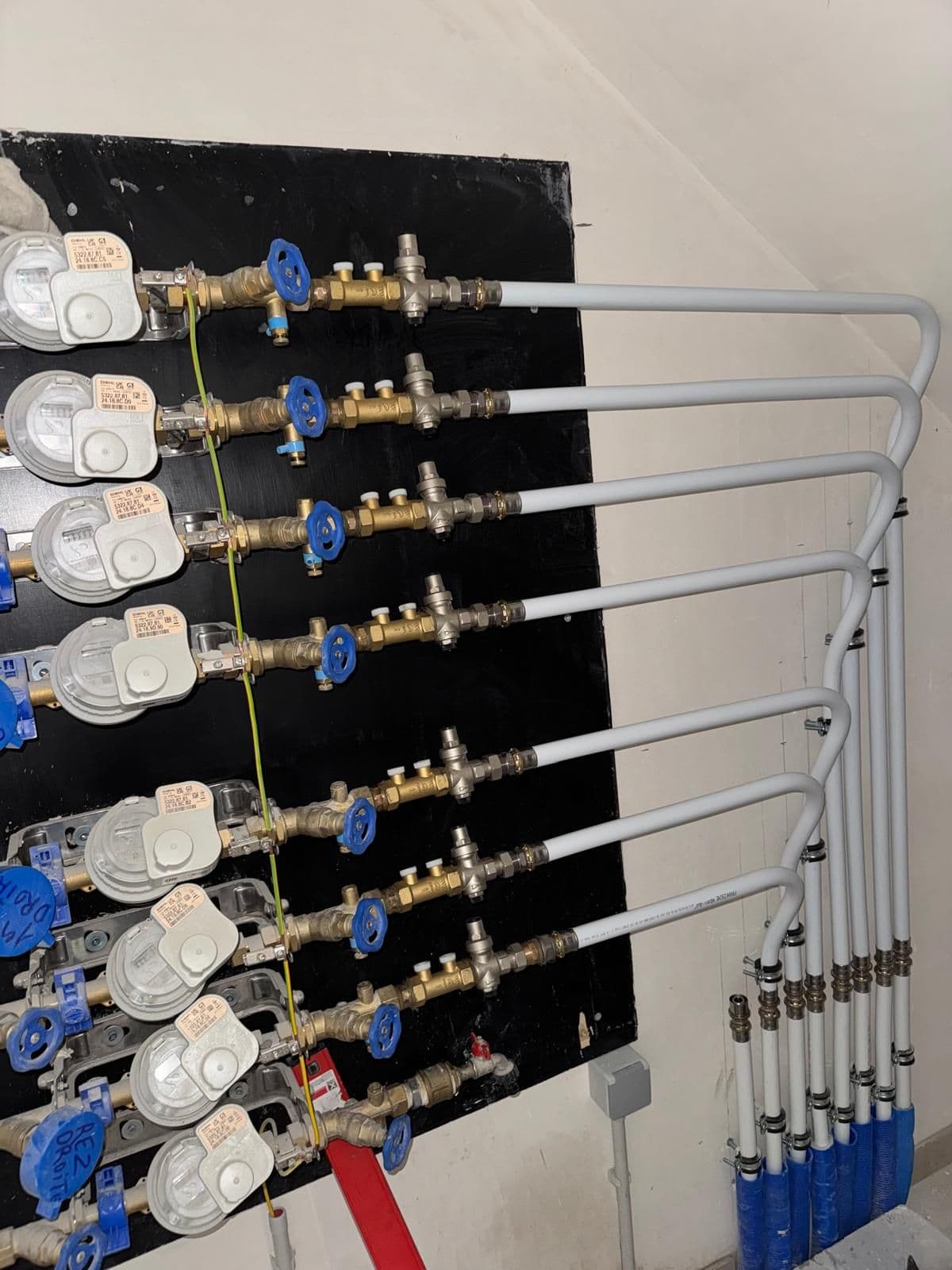 Rangée de compteurs et vannes de gaz installés en collectif