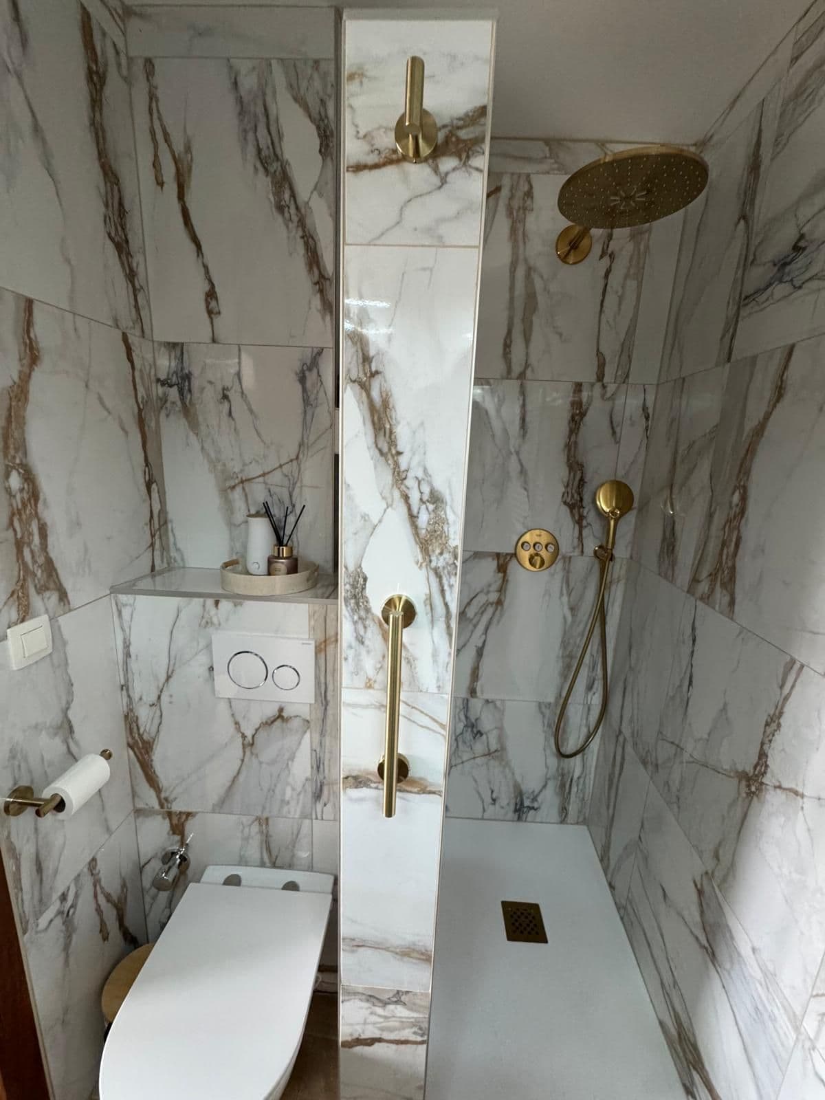 Douche et WC en marbre blanc veiné or, robinetterie dorée