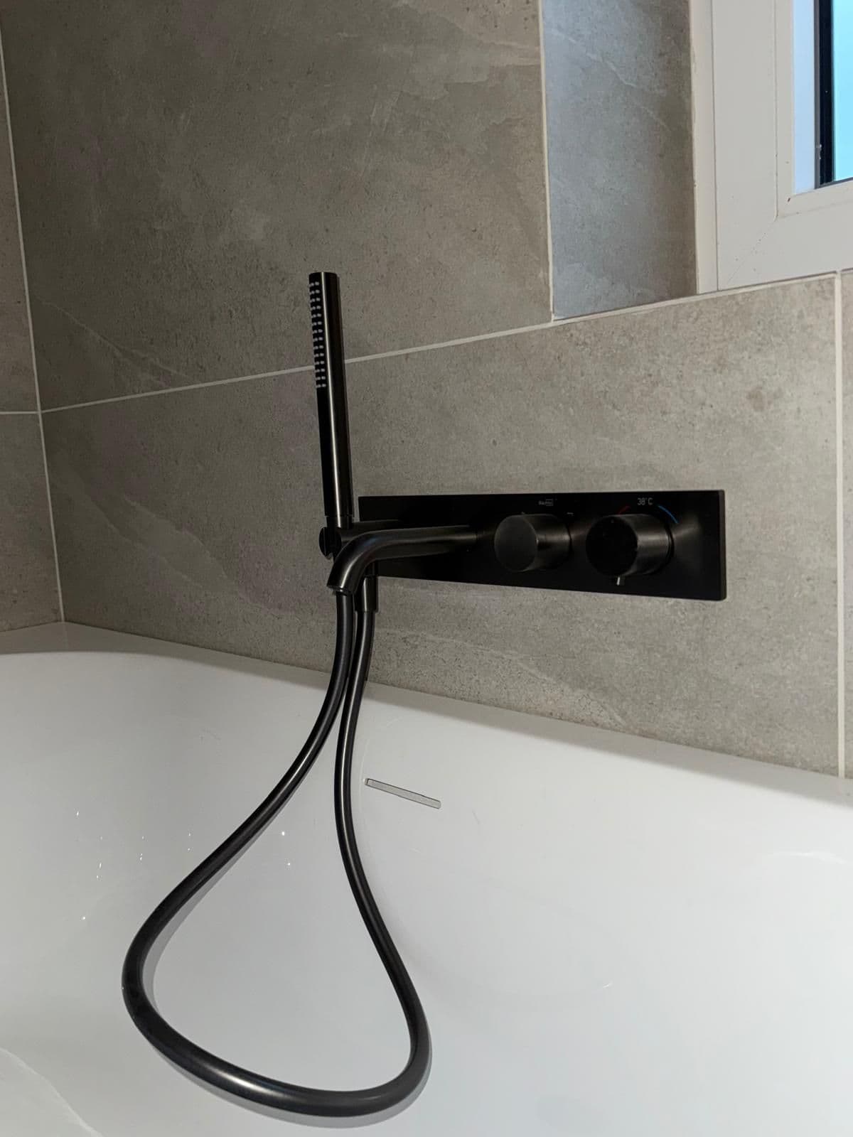 Détail d'une robinetterie de baignoire noire