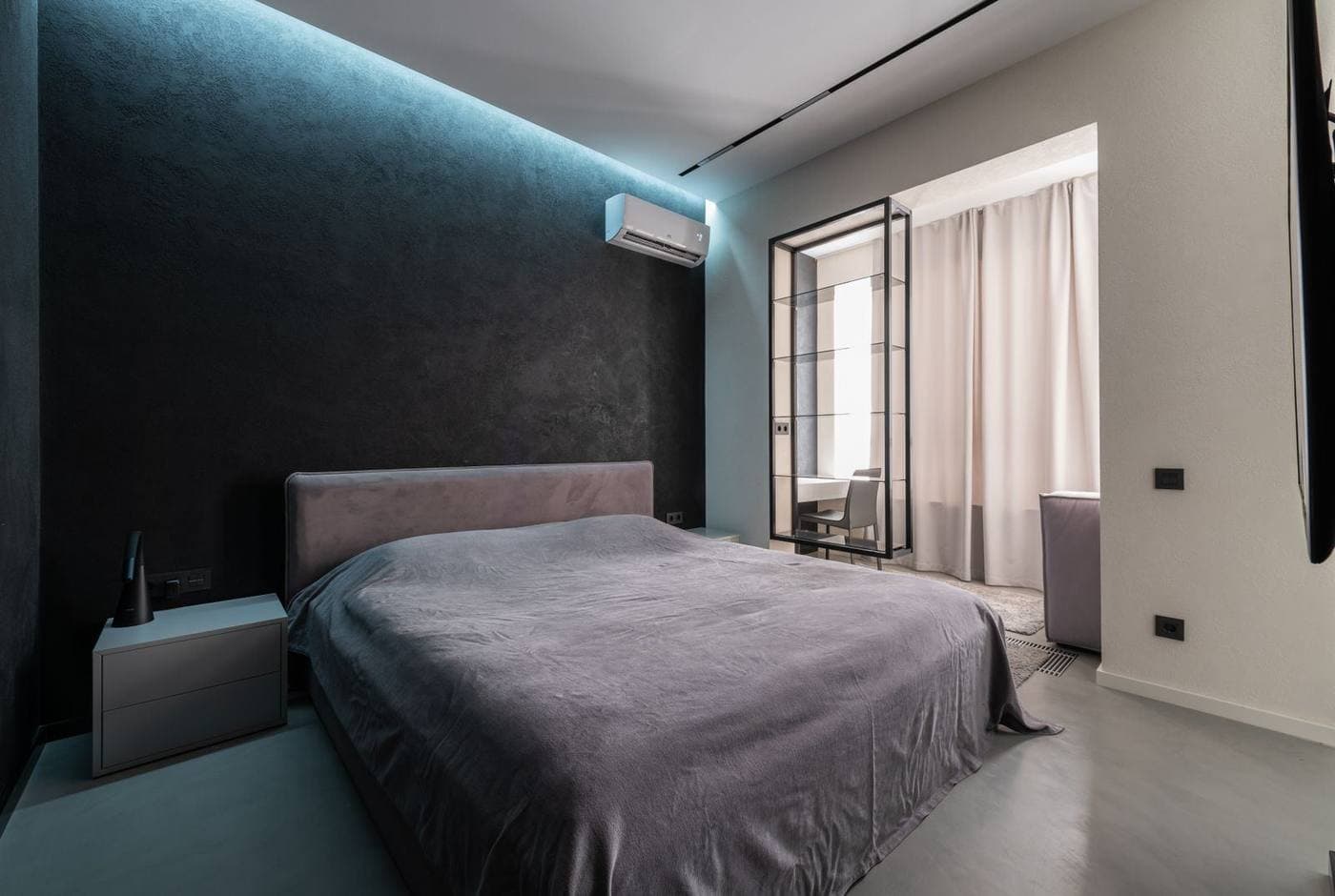 Climatiseur mural moderne installé dans une chambre