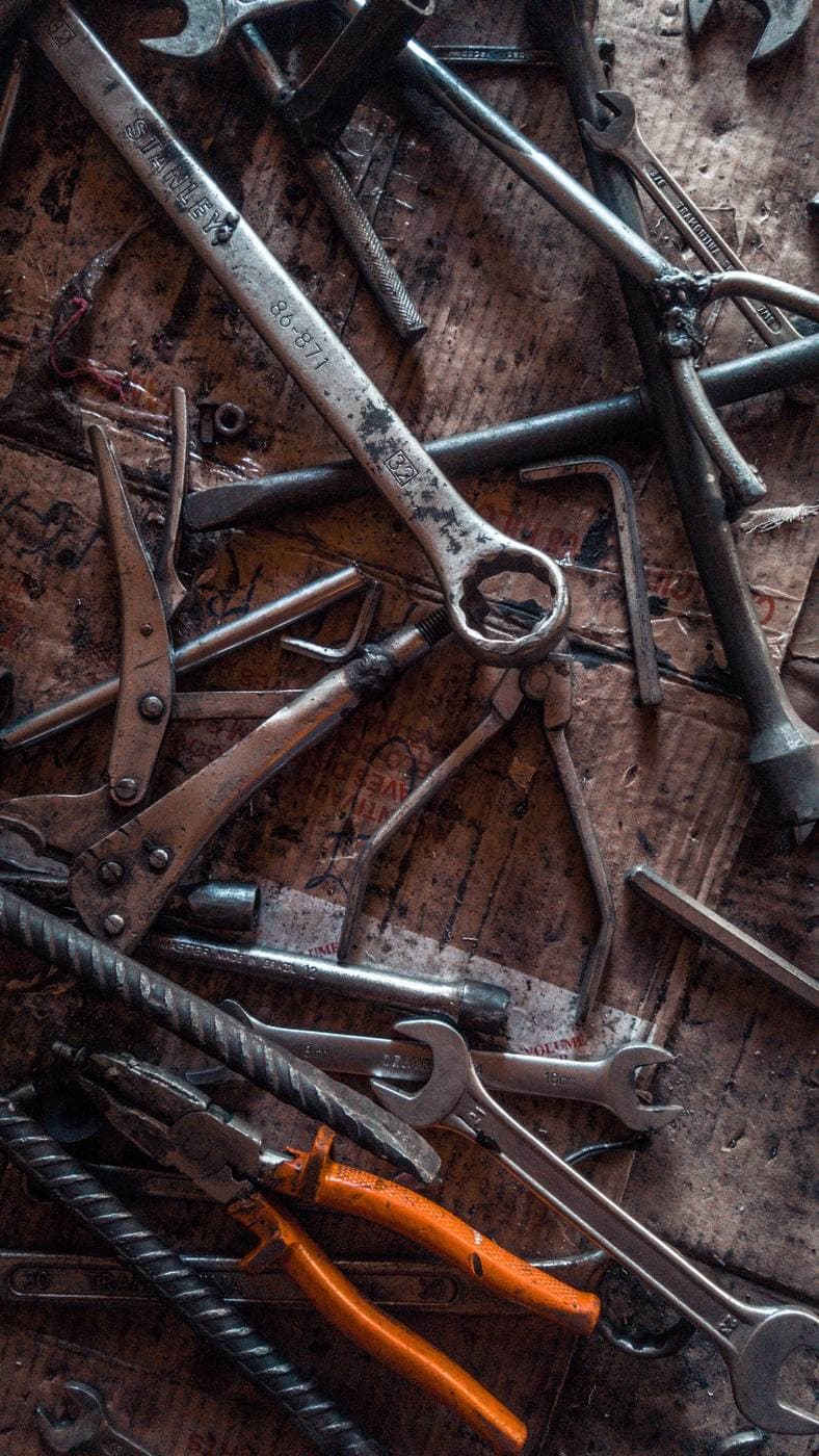 Outils de plombier usagés sur un établi