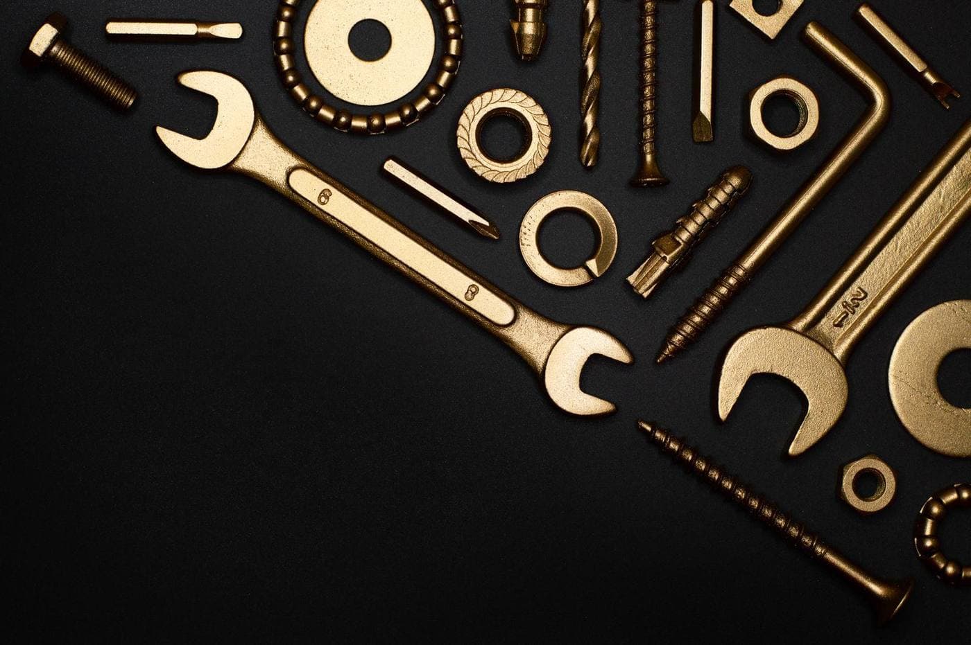 Outils de plombier disposés sur un fond noir